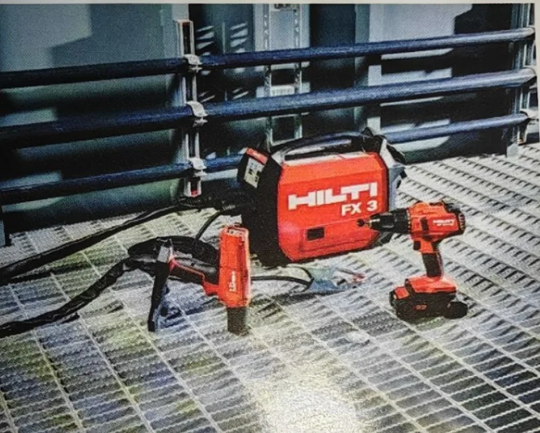 Instrumentul fără fir pentru încuiere prin sudare cu nituri al Hilti, FX3-A, simplifică operațiile de fixare a oțelului sudat