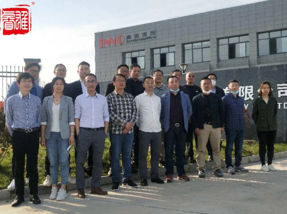 Poza de grup la vizita reciprocă între uzine 2