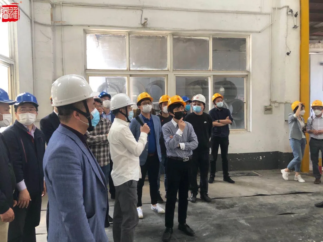 Poza de grup în incinta fabricii 3