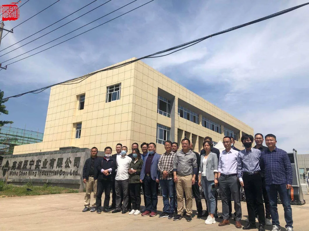 Poza de grup la vizita reciprocă în fabrică 1